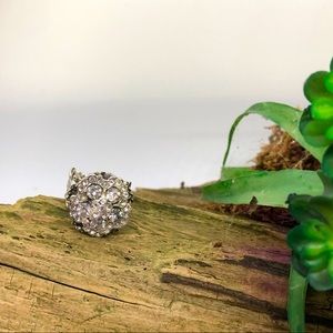 New adjustable ring with crystal center